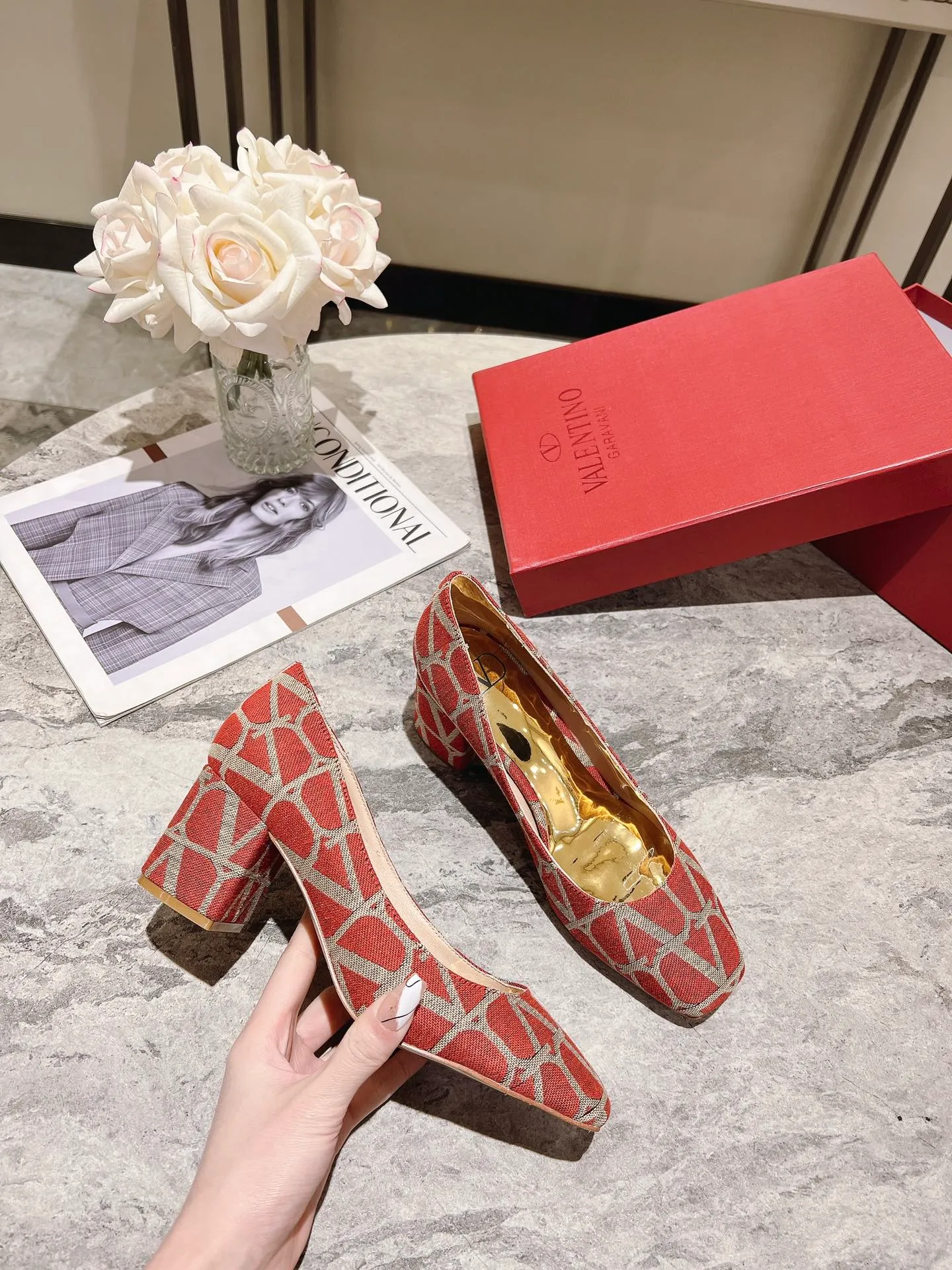 👟👟Ex-factory price 440👟👟 Genuine leather sole +40 Top version 𝑉𝐴𝐿𝐸𝑁𝑇𝐼𝑁𝑂 Valentino new spring and summer women's 5⃣️ color spring shoes. The unique [V logo fabric print pattern] brings out a full sense of high-end, and the new season will live up to expectations! Worth buying★Absolutely high-grade❥Original method, Absolutely sensual❥Elegant style, creating a different feeling, simple and elegant style!  Code number: 35-41 (34-42 customized) Fabric: Fabric printed cloth Lining: Sheepskin lining Heel height: 6cm～8.5cm2⃣️ options Leather outsole Rubber outsole
